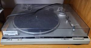 lot 36 image: TECHNICS TURNTABLE MODEL SL-B200 AS SHOWN.