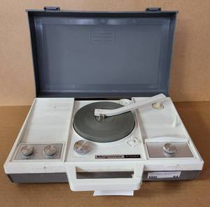 lot 44 image: VINTAGE PORTABLE MAGNAVOX STEREO PHONOGRAPH RECORD PLAYER MODEL 1P214 AS SHOWN.