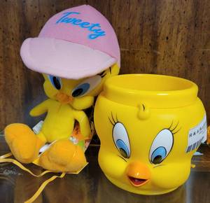 lot 124 image: TWEETY BIRD CUP AND MORE AS SHOWN.