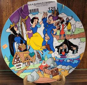 lot 125 image: THE ENCHANTMENT OF SNOW WHITE LIMITED EDITION COLLECTIBLE PLATE AS SHOWN.