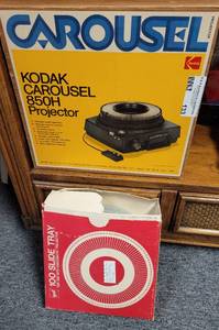 lot 133 image: VINTAGE KODAK CAROUSEL 850H PROJECTOR AND 100 SLIDE TRAY IN BOXES AS SHOWN.