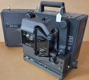 lot 162 image: VINTAGE BELL & HOWELL 16MM FILMOSOUND PROJECTOR AS SHOWN.