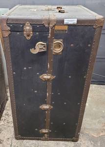 lot 171 image: VINTAGE OSHKOSH TRUNK CO. STEAMER WARDROBE TRUNK IN STYLECOLORCONDITION SHOWN. CHECK IT OUT