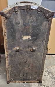 lot 172 image: VINTAGE COMMERCIAL TRUNK AND BAG CO. STEAMER WARDROBE TRUNK IN STYLECOLORCONDITION SHOWN. SEE PICTURES.