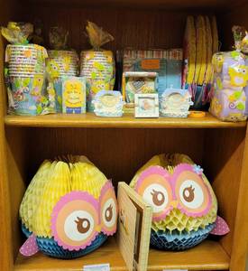 lot 231 image: LOT OF PARTY GOODS, PHOTO FRAMES AND MORE AS SHOWN. NICE MIXED LOT