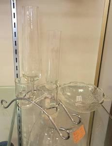 lot 261 image: ASSORTED GLASS ITEMS AS SHOWN.