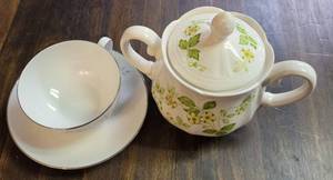 lot 280 image: TEA CUP AND SAUCER SET AND COVERED SUGAR DISH