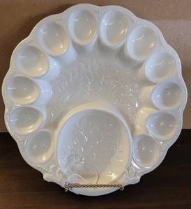lot 320 image: DEVILED EGGS PLATTER MARKED 87 CALIF USA WITH DESIGN SHOWN.