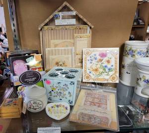 lot 330 image: VINTAGE COLONIAL WILLIAMSBURG DELFT FLOWER BRICK, STATIONARY SET, CUPCAKE HOLDERS AND MORE AS SHOWN.