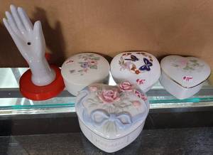 lot 346 image: TRINKET BOXES, RUSS (JAPAN), LIMITED EDITION A MOTHERS CHERISHED GIFT, HERITAGE HOUSE COLLECTIBLES AND MORE AS SHOWN.