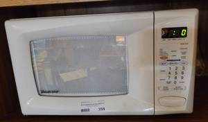 lot 359 image: MAGIC CHEF MICROWAVE OVEN MODEL MCB770W AS SHOWN.