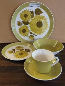 lot 379 image: 30 PIECES OF VINTAGE 1970S MIKASA DUPLEX DAHLIA BY BEN SEIBEL DINNERWARE DISHES AS SHOWN. 8 DINNER PLATES, 7 BOWLS, 8 SAUCERS, AND 7 CUPS INCLUDED. SEARCH THESE UP