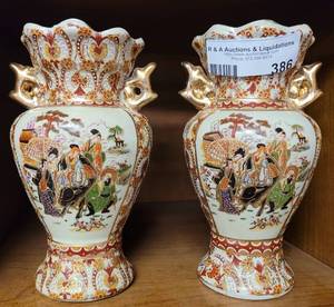 lot 386 image: PAIR OF VINTAGE VASES WITH ORIENTAL DESIGN AS SHOWN.