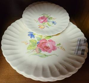 lot 387 image: LIMOGES FLORAL DESIGN SHARON TC-NL DISHES AS SHOWN. 2 LARGE AND 2 SMALL PLATES INCLUDED.