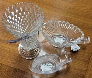 lot 390 image: VINTAGE MIKASA ROYAL SUITE GRAVY BOWL AND DRESSING CUP PLUS CRYSTAL VASE AS SHOWN.