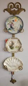 lot 400 image: GOLD TONE WROUGHT IRON WALL PLATE RACK, JAPANESE GEISHA 1985 HANDPAINTED PLATE, VINTAGE OTAGIRI HEXAGONAL PLATE (JAPAN) AND SEASHELL SHAPE PLATE AS SHOWN.