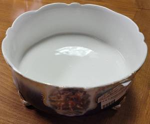 lot 407 image: VINTAGE ROYAL BAVARIAN CHINA FOOTED BOWL WITH GILDED DESIGN (GERMANY) AS SHOWN.