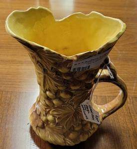 lot 416 image: VINTAGE MCCOY POTTERY YELLOW GRAPE CLUSTER DESIGN PITCHER AS SHOWN.