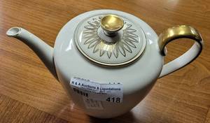 lot 418 image: VINTAGE WINTERLING ROSLAU BAVARIA TEA POT WITH LID IN GOLD TRIM DESIGN AS SHOWN.