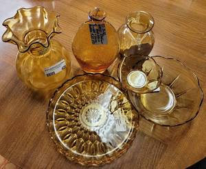 lot 420 image: LOT OF 5 VINTAGE AMBER GLASS STYLE ITEMS INCLUDING 8.5 HIGH VASE, ITALIAN BUBBLE GLASS ART BOTTLE VASE, SERVING PLATTER, 1938 HAND BLOWN VASE, CHIP AND DIP BOWL AS SHOWN.