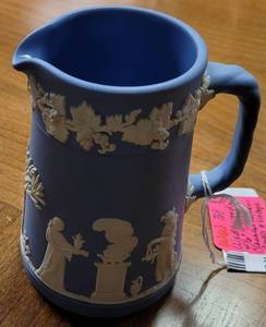 lot 425 image: VINTAGE WEDGWOOD 4.5 CLASSIC ROMAN CAMEO CREAMER AS SHOWN.