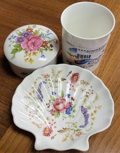 lot 428 image: LOT OF ROYAL STAFFORD FINE BONE CHINA LIDDED TRINKET BOX, RING HOLDER DISH, AND VASE AS SHOWN.
