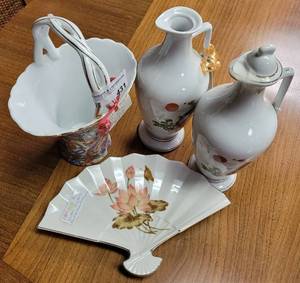 lot 431 image: VINTAGE FAN SHAPED PORCELAIN DISH (JAPAN), DAIREN CHINA PEACOCK OILVINEGAR SET, BASKET STYLE PORCELAIN VASE AS SHOWN.