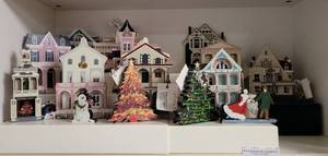 lot 445 image: VINTAGE SHELIA 1990S COTTAGE MANSION HOMES COLLECTION IN STYLESSIZESDESIGNS SHOWN. 16 PIECES INCLUDED.