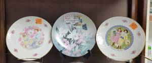 lot 449 image: COLLECTIBLE PLATES INCLUDING ROYAL DOULTON 1976 AND 1977 VALENTINES DAY AND SAPPHIRE WING BY KNOWLES AS SHOWN.