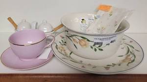 lot 461 image: 2 PIECES OF CASA MIA STONEWARE CHIP PLATE AND SERVING BOWL, EMBROIDERED LINEN NAPKINS, CUP AND SAUCER AND MORE AS SHOWN.