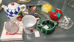 lot 471 image: LOT OF ASSORTED ITEMS INCLUDING TEAPOT, NAPKING HOLDER, PAPERWEIGHT, AND MORE AS SHOWN.