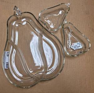 lot 473 image: VINTAGE SET OF PEAR SHAPED DISHES, PLATTER AND PLATES AS SHOWN.