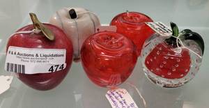 lot 474 image: 2 MARBLE AND 3 GLASS APPLE PAPERWEIGHTS AS SHOWN.
