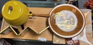 lot 483 image: VINTAGE PARAGUAY WOODEN PLATE, FONDUE POT, PLATTERS AND MORE AS SHOWN.