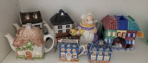 lot 493 image: LOT OF TEAPOTS IN ASSORTED STYLESCOLORS AS SHOWN.
