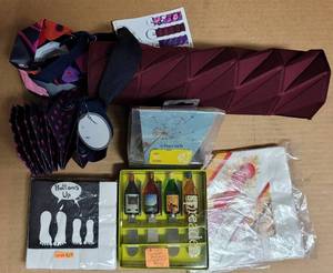lot 511 image: ORIGAMI WINE TOTES, WINE BOTTLE SPREADERS, AND MORE AS SHOWN.