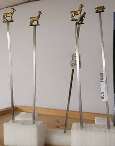 lot 539 image: LOT OF 5 BRASS WITH STAINLESS STEEL SKEWERS IN STYLEDESIGN SHOWN.