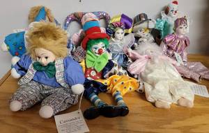 lot 541 image: LOT OF 12 CLOWNS IN ASSORTED STYLESDESIGNS INCLUDING PORCELAIN FACED AS SHOWN.