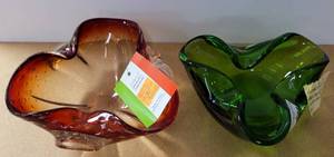lot 544 image: VINTAGE MURANO GLASS CANDY DISH AND MURANO GREEN SCULPTED ARTISAN BLOWN GLASS DISH AS SHOWN.