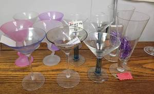 lot 560 image: LOT OF ASSORTED COCKTAIL GLASSES IN STYLESSHAPES SHOWN.