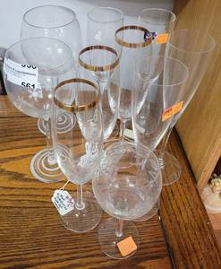 lot 561 image: ASSORTED WINE GOBLETS AND FLUTES INCLUDING GOLD-TRIMMED CRYSTALWARE AS SHOWN.