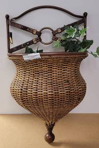 lot 570 image: METAL FRAME WICKER WALL HANGING BASKET DECOR AS SHOWN.