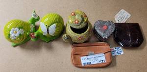lot 572 image: VINTAGE GANI LEATHER COIN PURSE, VINTAGE MIRROR COMPACT AND MORE AS SHOWN.