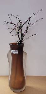 lot 576 image: THICK GLASS VASE WITH LIGHTED FLORAL ARRANGEMENT AS SHOWN.