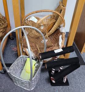lot 583 image: LOT OF BASKETS IN ASSORTED STYLESSHAPESSIZES AS SHOWN PLUS JEWELRY DISPLAY HOLDER.