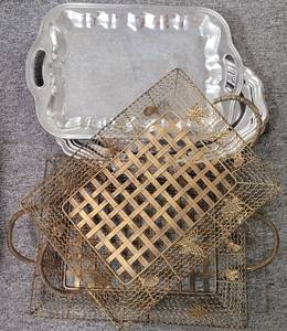 lot 587 image: LOT OF ASSORTED TRAYS AND PLATTERS IN VARIOUS STYLES AS SHOWN.