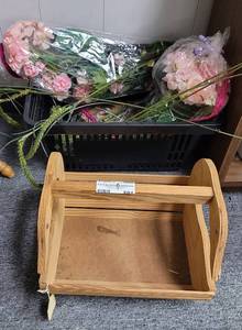 lot 591 image: WOOD DUCK THEME CUSTOM MADE BASKET PLUS FLORAL ACCESSORIES AS SHOWN.