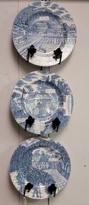 lot 592 image: AMERICAN ATELIER BLUE TOILE STONEWARE PLATES AND METAL HOLDER  RACK AS SHOWN.