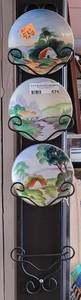 lot 575 image: VINTAGE HAND PAINTED PLATES (JAPAN) AND METAL RACKHOLDER AS SHOWN.