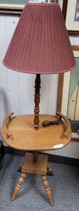 lot 620 image: VINTAGE SIDE  ACCENT TABLE WITH LAMP AS SHOWN.